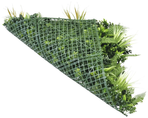 Zelená rastlinná stena s rôznymi druhmi rastlín a plastovou mriežkou
