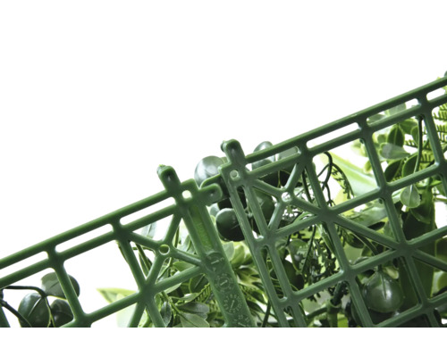 Umelá rastlina na plastovej mriežke na dekoráciu