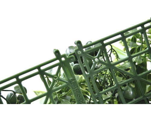 Detail umelej rastlinnej steny s plastovou mriežkou