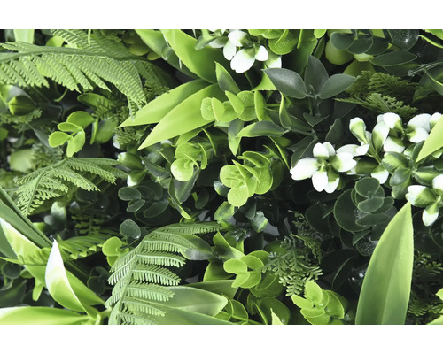 Umelá rastlinná stena s papradinami, eukalyptom a kvetmi pre realistický vzhľad