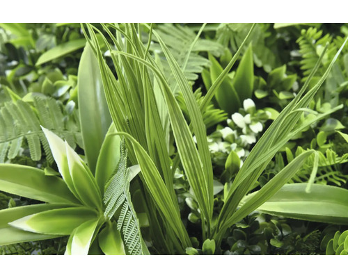 Umelá zelená rastlinná stena s rôznymi listami