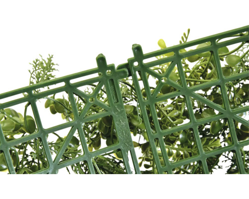 Detailný záber plastovej mriežky s upevňovacím mechanizmom a zelenými okrasnými rastlinami.