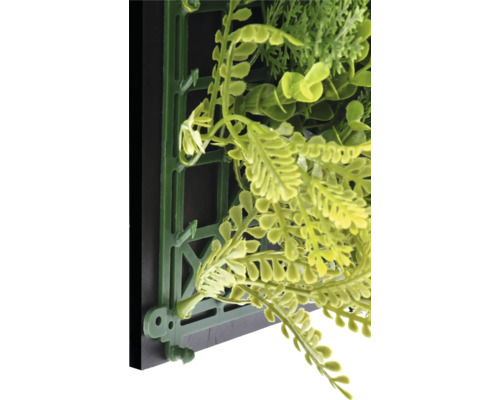 Detailný záber umelej rastlinnej steny s upevňovacím systémom