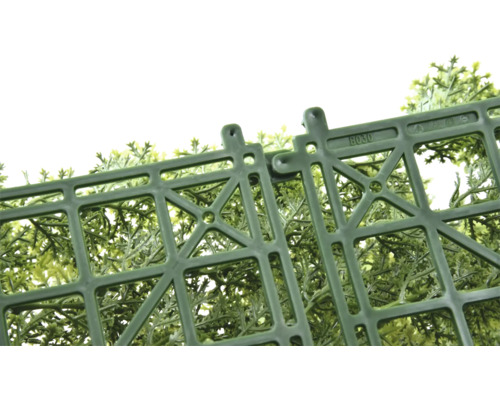 Detailný záber umelého živého plota so zacvakávacím systémom.