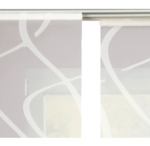 Posuvný záves so vzorom pred oknom