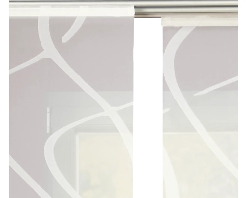 Posuvný záves so vzorom pred oknom