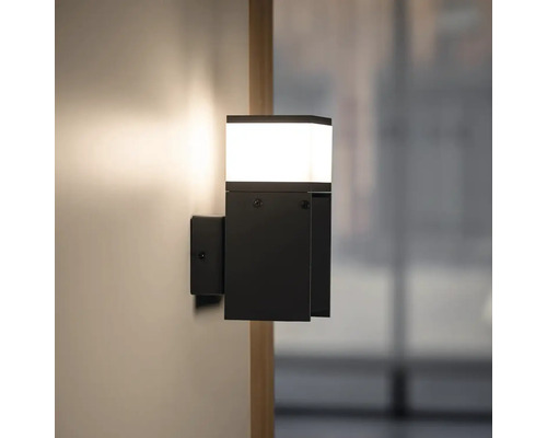 Čierne nástenné svietidlo so svietiacim kubickým tienidlom