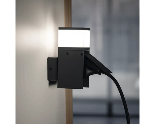 Čierna nástenná nabíjacia stanica so svetlom a káblom