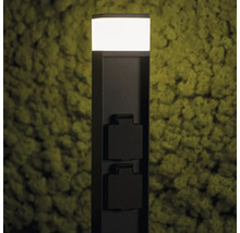 Záhradná lampa s vonkajšími zásuvkami.