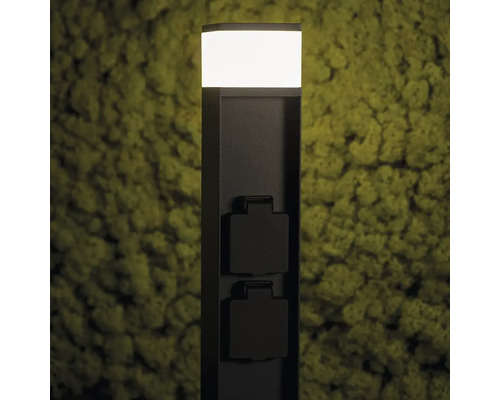 Záhradná lampa s vonkajšími zásuvkami.