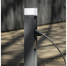 Nabíjacia stanica pre elektromobily s pripojeným nabíjacím káblom
