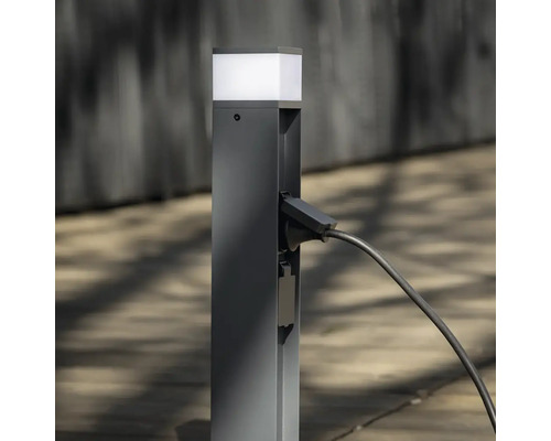 Nabíjacia stanica pre elektromobily s pripojeným nabíjacím káblom