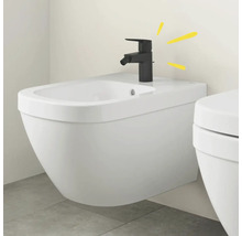 Biely závesný bidet s čiernou batériou