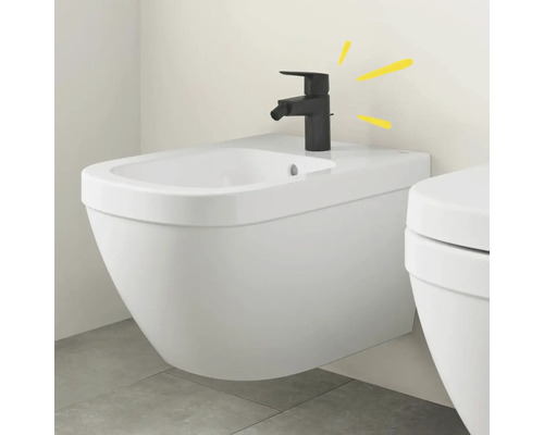 Biely závesný bidet s čiernou batériou