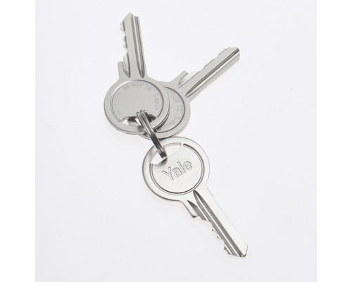 Tri kľúče značky Yale na krúžku na kľúče