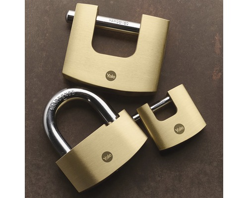 Tri visiace zámky Yale rôznych veľkostí