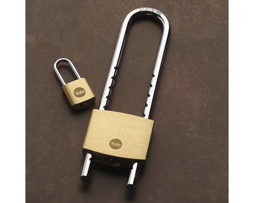 Dva visiace zámky Yale rôznych veľkostí