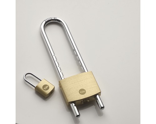 Dva visiace zámky Yale rôznych veľkostí