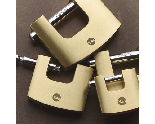 Niekoľko mosadzných zámkov Yale s tvrdeným strmeňom