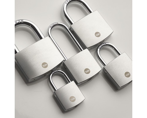 Niekoľko visiacich zámkov Yale z bóru