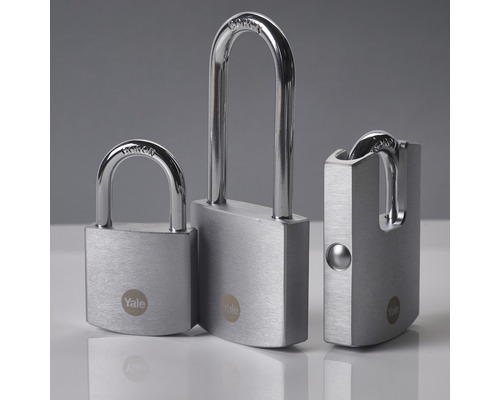 Tri visiace zámky Yale v rôznych veľkostiach