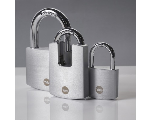 Tri kovové visiace zámky Yale rôznych veľkostí