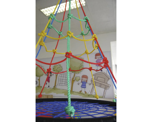Lezecká pyramída s farebnými lanami