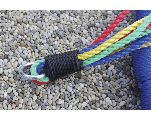 Detailný záber farebných lán s kovovým krúžkom pre hojdaciu sieť