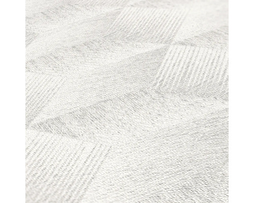 Detail bieleho koberca s geometrickým vzorom