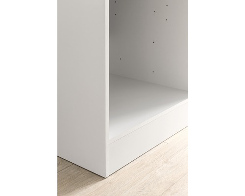 Detailný pohľad na bielu policu na svetlej drevenej podlahe