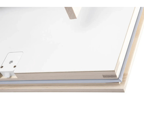 Detailný pohľad na drevené strešné okno s bielym vnútorným obkladom