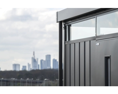 Detailný pohľad na záhradný domček Konsta s posuvným oknom