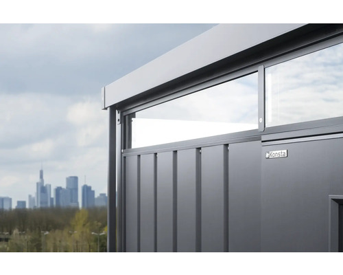 Detailný pohľad na záhradný domček s oknom a logom Konsta