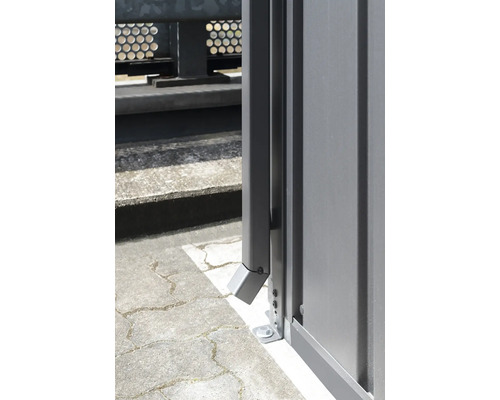 Detailný pohľad na sivý odkvap na budove