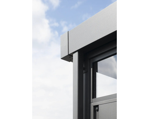 Detail moderného záhradného domčeka s oknom a hliníkovým rámom