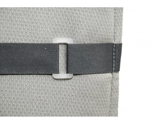 Detailný záber rolety s pásikom a upevňovacou sponou