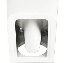 Detailný pohľad na bielu WC misu s upevňovacími prvkami