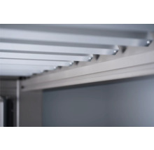 Detailný pohľad na ventilačný systém kovového záhradného domčeka