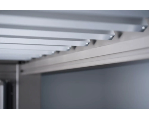 Detailný pohľad na strešnú konštrukciu kovového záhradného domčeka.