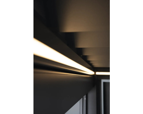 Detail stropného osvetlenia s lineárnymi svietidlami v modernom priestore