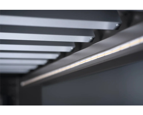 Detailný pohľad na stropnú konštrukciu s LED osvetlením