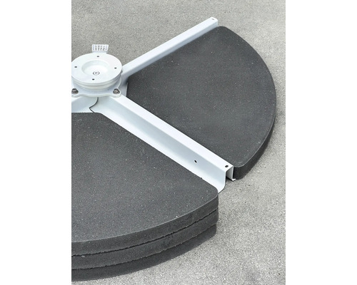 Základňa slnečníka s betónovými doskami a oceľovým rámom