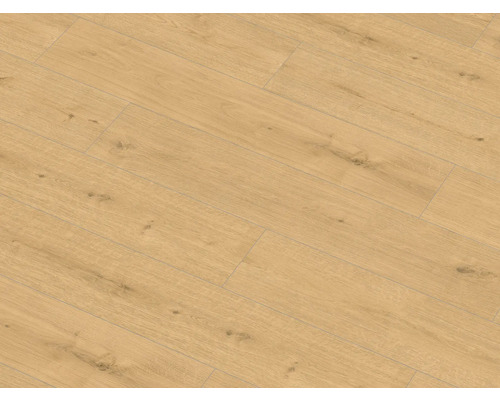 Položená laminátová podlaha so vzhľadom dreva.