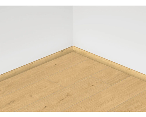 Roh miestnosti s laminátovou podlahou a zodpovedajúcimi soklovými lištami.