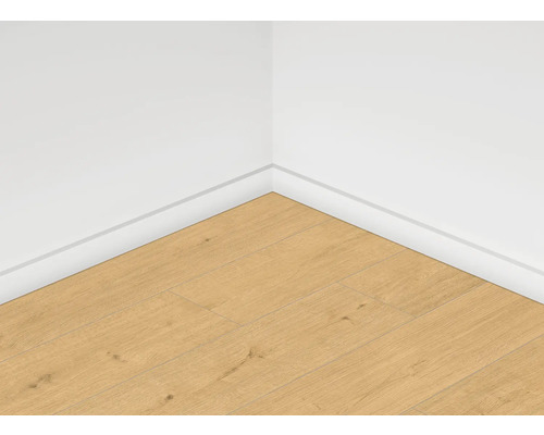 Rohový pohľad na miestnosť s laminátovou podlahou a bielymi podlahovými lištami