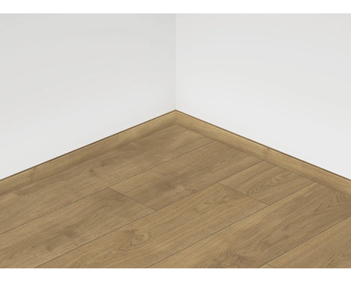 Roh miestnosti s laminátovou podlahou a podlahovou lištou