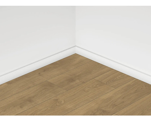 Pohľad na izbu s laminátovou podlahou a podlahovými lištami