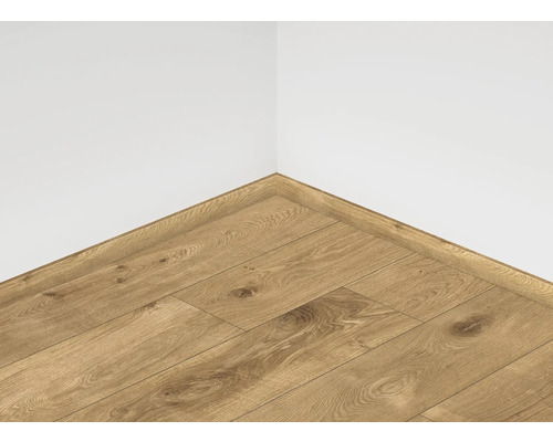 Položená laminátová podlaha s príslušnou lištou pri stene