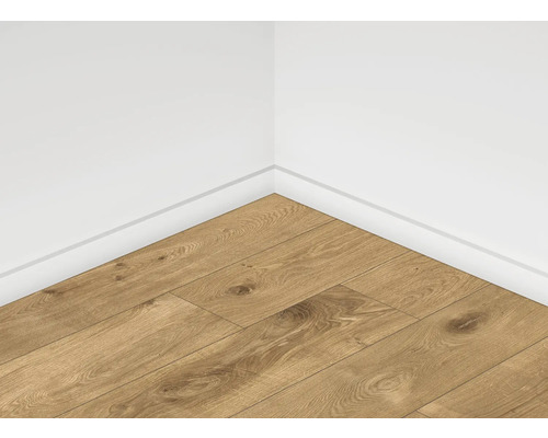 Roh s laminátovou podlahou a podlahovou lištou