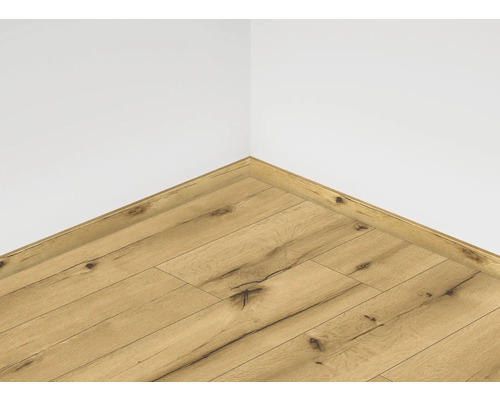 Roh miestnosti s laminátovou podlahou a ukončovacími lištami